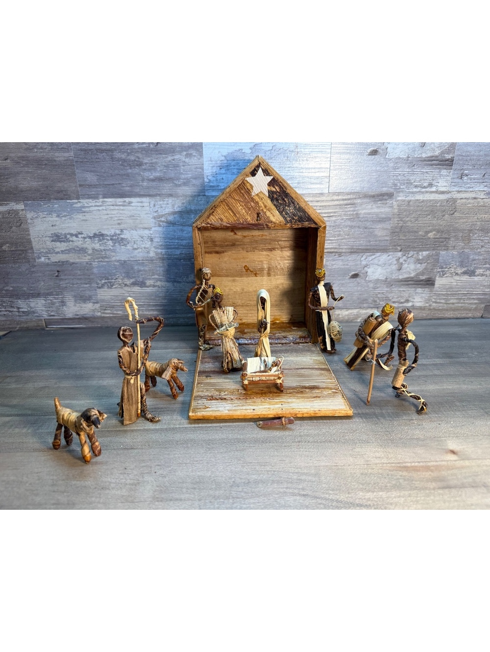 Vintage 1990 African Banana Fiber Nativity Set Stable 12pc (x01/0120)